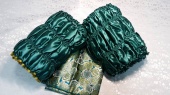 Р2705 Футляр (зеленый) атласный с зол.+Парча плотик (Розы) от интернет-магазин Эдельвейс-Ритуал.RU