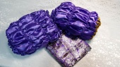 Р2705 Футляр (фиолет) атласный с зол.+Парча плотик (Розы) от интернет-магазин Эдельвейс-Ритуал.RU