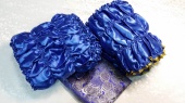 Р2705 Футляр (синий) атласный с зол.+Парча плотик (Розы) от интернет-магазин Эдельвейс-Ритуал.RU