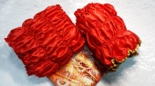 Р2710 Футляр (красный) атл.с зол.+Плотик парча Огурцы от интернет-магазин Эдельвейс-Ритуал.RU