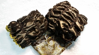 Р2710 Футляр (шоколад) атл.с зол.+Плотик парча Огурцы от интернет-магазин Эдельвейс-Ритуал.RU