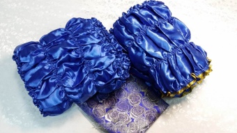 Р2705 Футляр (синий) атласный с зол.+Парча плотик (Розы) от интернет-магазин Эдельвейс-Ритуал.RU