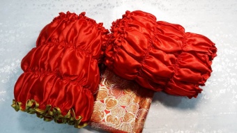 Р2705 Футляр (красный) атласный с зол.+Парча плотик (Розы) от интернет-магазин Эдельвейс-Ритуал.RU