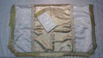 Р3885 Комплект (золото) Парча с крестами+Жаккард (покрывало+наволочка) от интернет-магазин Эдельвейс-Ритуал.RU