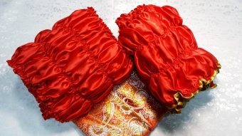 Р2710 Футляр (красный) атл.с зол.+Плотик парча Огурцы от интернет-магазин Эдельвейс-Ритуал.RU